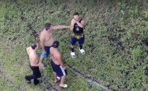 无人机视角：美国一男子向执行任务无人机开枪，警方现场缴获钢珠气枪