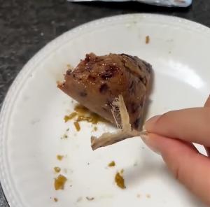 粽子中吃出烟头 商家：车间全是女工 超市态度转变引争议