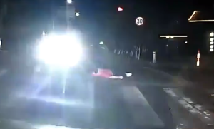 司机一个动作救了两个家庭 对向车狂闪灯减速一看很后怕