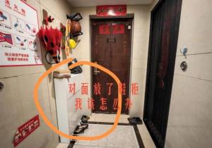 男子溜进楼道遮监控翻搜业主鞋柜 物业处理方式引争议