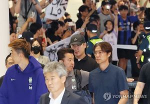 韩国队回国 球迷在机场举遗照 现场混乱不堪