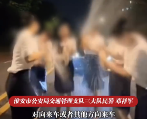 6女子深夜在马路喷啤酒拍视频 交警回应