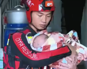 小小的生命被温柔托住！消防员稳稳抱住婴儿安全转移