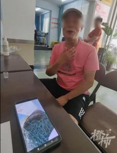 男子放生大蛇反遭锁喉撕咬 现代版农夫与蛇