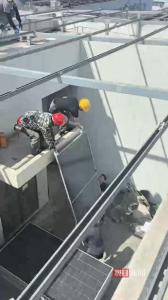 台风巴威将至 有人拆楼顶千平光伏板 防患未然保安全