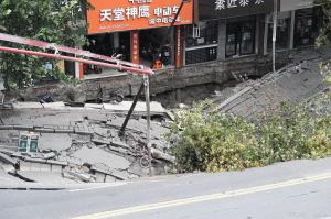 一公交车刚进站突然马路塌陷 城市隐形隐患敲响警钟