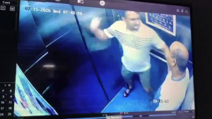 印度两男子电梯内互殴3分钟：均为公寓业主协会前理事 互相指责贪污