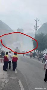 重庆崩塌体存危岩块体 强降雨或失稳 山体滑坡现场惊魂