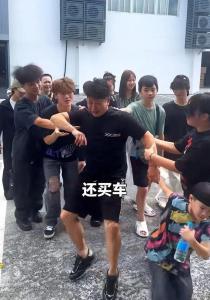 连续9年接十几个外甥过暑假的舅舅 累并快乐着