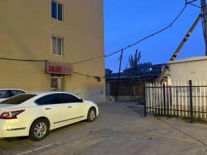 高中生踹门被刺身亡 事发地疑涉黄 深夜扰民引发悲剧