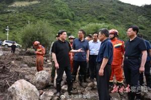 甘肃山洪现场完成4轮搜救 救援人员使用手机手表定位搜救