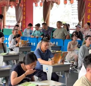 景区回应大爷偷吃大赛上认真看书 重温课堂时光引共鸣