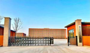 公职人员回应被举报在学校开餐厅超市 称只是帮忙装修
