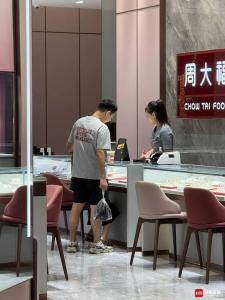 价格在坐过山车 谁在坚持买黄金 金价波动下的坚守者