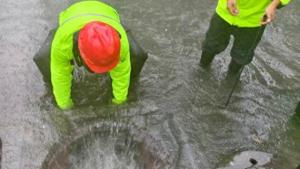 上海暴雨中男子俯身在水里徒手排涝 应急队伍迅速疏通积水