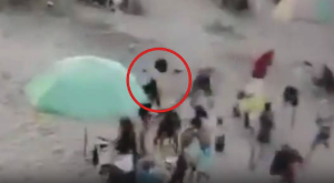 厄瓜多尔一男子在海滩遭枪击倒地，人群受惊四散奔逃，枪手袭击后逃跑