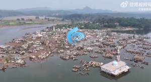 印尼干旱致水位急剧下降 一座被掩埋在水库下的村庄遗迹重见天日