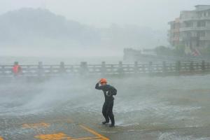白海豚北上多省份持续强降雨 多地严阵以待防台风
