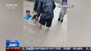 村干部在泥水中多次下潜清理杂物！疏通排水保村民安全