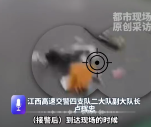2万元掉落高速夫妻2人下车捡钱 交警及时劝阻并帮忙找回18800元