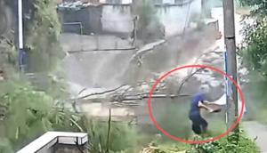 树木接连砸下老人灵活躲闪 强降雨引发山体滑坡