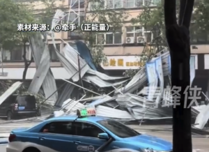 山西大风吹落房屋顶部彩钢板多车被砸 居民表示：约四五辆车受损较重