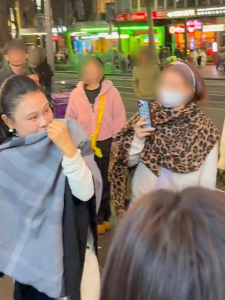 女生墨尔本街头翻唱遇袁娅维加入 即兴合唱燃爆现场
