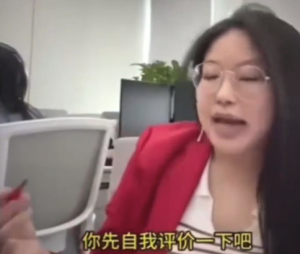 女生模仿大厂领导讲话 网友：连面相都变了
