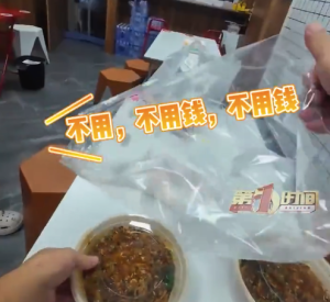 店家打烊时用多余食材煮面送外卖小哥：将这些送给有需要的人是我们一直想做的事情