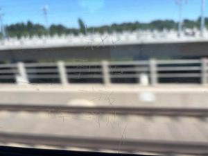 高铁车窗玻璃被刻“到此一游” 无素质行为遭谴责