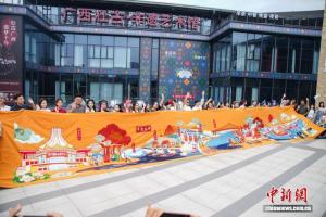 平陆运河壮锦长卷在南宁亮相 民族团结与东盟联动的织锦艺术