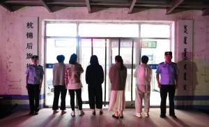 警方抓赌博人员揪出5名吸毒人员 农村聚赌40余万被一锅端