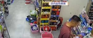 房东买了根烤肠花了2万元 信任与温情的故事