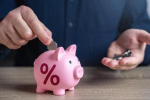 男子30年前存一万定期忘取 法院判了 银行需返还本金及利息