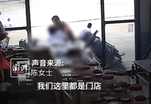 女子持刀追砍老人附近商铺女老板徒手夺刀 警方：伤人者疑有精神病，已被送医