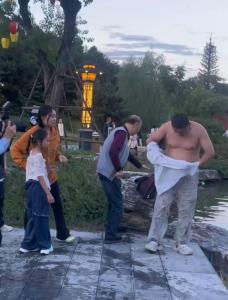 游客救落水女孩谢绝景区奖励 退伍军人英勇救人