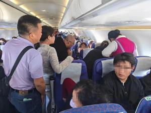 飞往北京的航班上，多名援疆医生挺身而出展开生死营救 万米高空的凡人善举