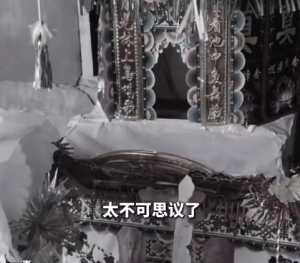一空置居民老宅深夜遭人摆放“丧葬物品”！