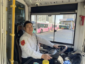 轿车侧翻女子被困 众人救援 司乘路人齐心协力
