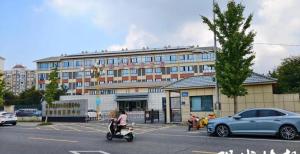 老人住护理院摔成粉碎性骨折 护工操作不当引发争议