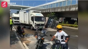 福建一高架桥路面坍塌，路面涌出大量黄褐色液体