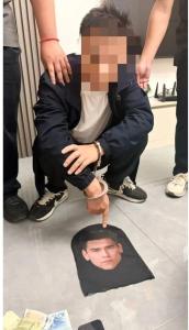 一男子戴“彭于晏头套”入室行窃 摄像头直接“劝退”