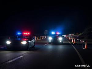 特斯拉FSD撞警车致两名警察重伤 警示标识未减速引发关注