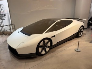 新款Roadster在彼得森汽车博物馆展出 公众近距离观赏机会难得