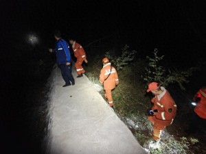 导航偏移致两名驴友被困野山，北京门头沟消防紧急搜救