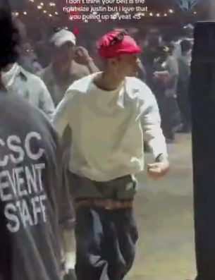 贾斯汀比伯不好好穿裤子 网友：像我拉屎的时候没纸了，提着裤子出来找纸
