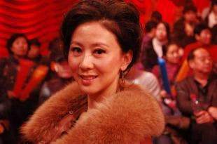 摄影师为女星拍裸体照用800盒胶卷 常在大自然中拍摄