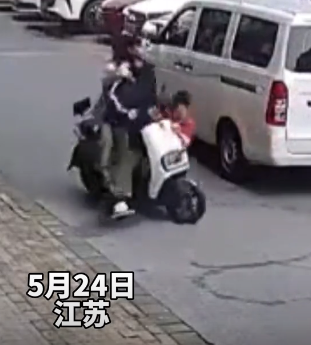 小朋友在車輛間嬉戲與電動車相撞 提醒：暑假將至看管好孩子安全