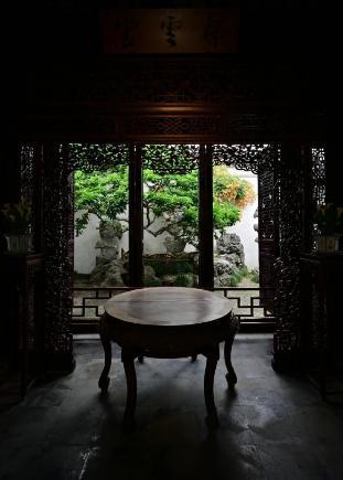 景區(qū)談?dòng)慰团恼兆矇木W(wǎng)師園落地罩 文物受損引關(guān)注