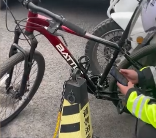 怕单车被盗与警车锁一起，民警无奈苦等车主，网友：这该死的安全感